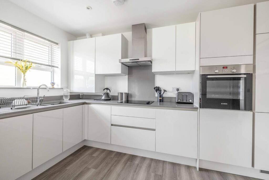 Stylish Home @ Virginia Water Lake & Free Parking Englefield Green Экстерьер фото