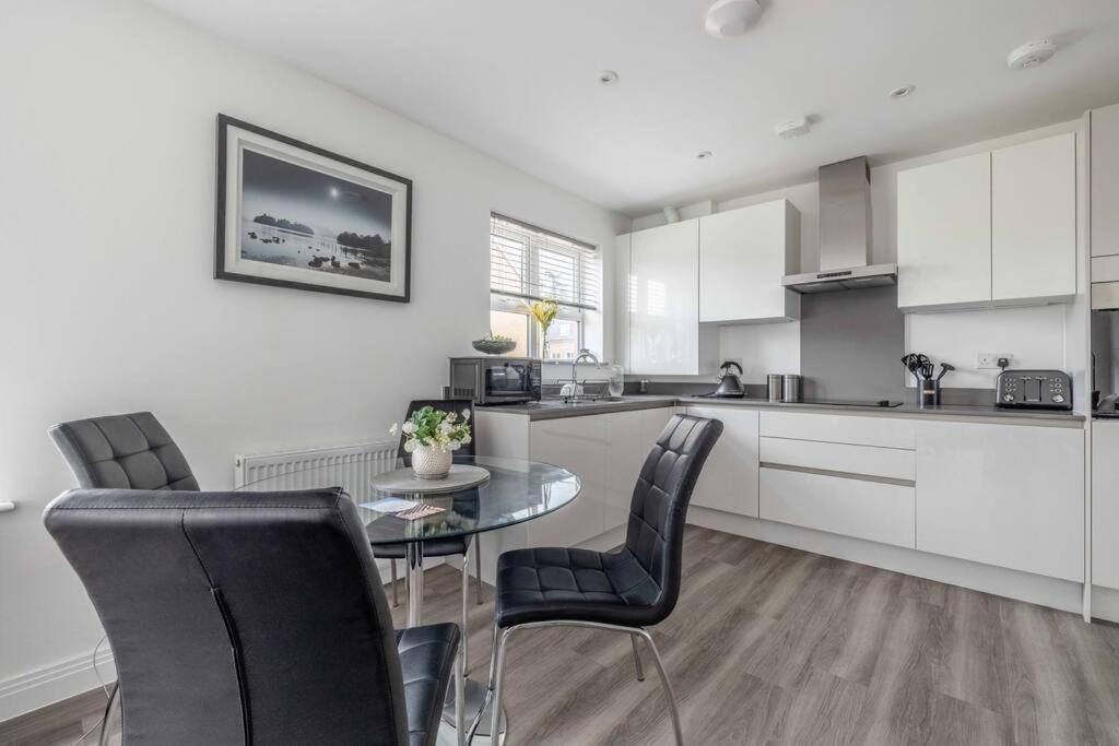 Stylish Home @ Virginia Water Lake & Free Parking Englefield Green Экстерьер фото
