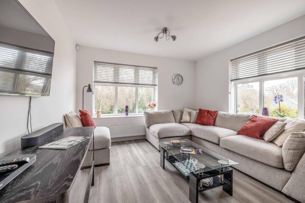 Stylish Home @ Virginia Water Lake & Free Parking Englefield Green Экстерьер фото