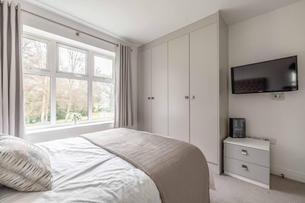 Stylish Home @ Virginia Water Lake & Free Parking Englefield Green Экстерьер фото