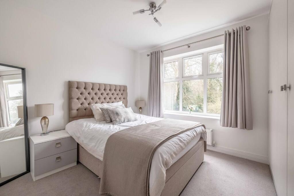 Stylish Home @ Virginia Water Lake & Free Parking Englefield Green Экстерьер фото